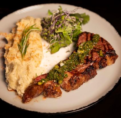 Corte a la parrilla con chimichurri y puré