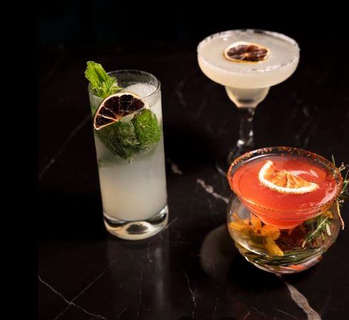 Tres cocteles con cítricos deshidratados y hierbas