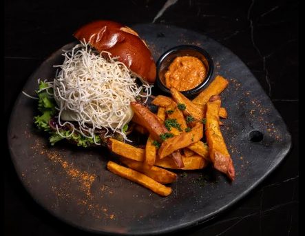 Burger Thai con vermicelli frito y papas de batata