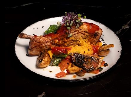 Pollo asado con puré y champiñones